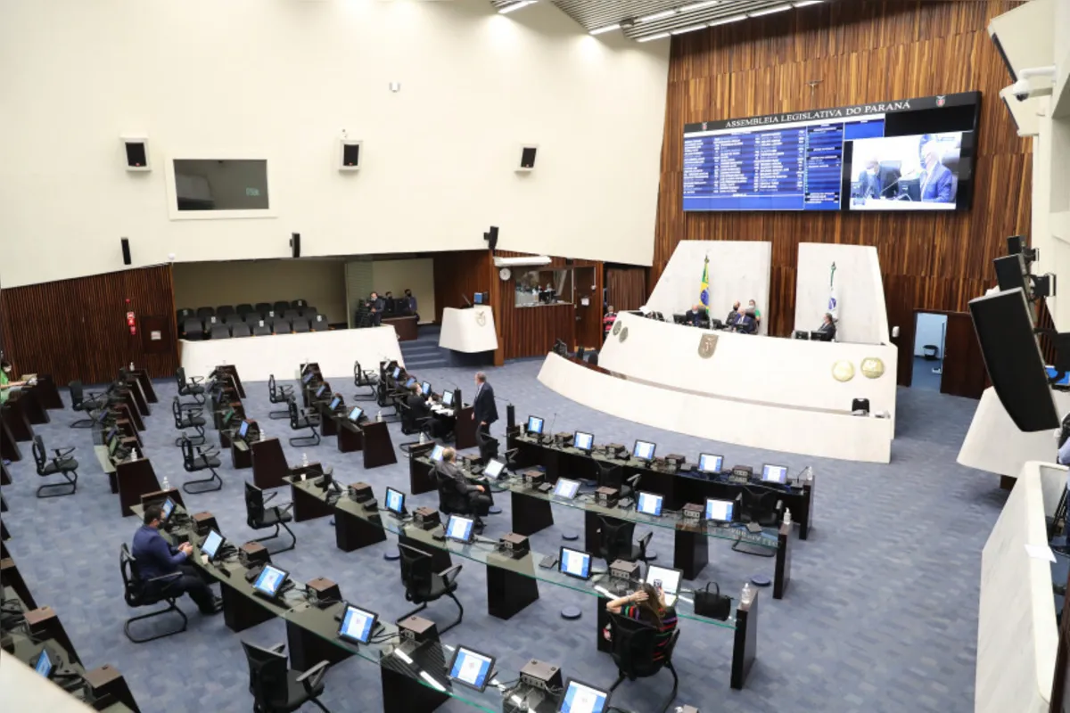 Imagem ilustrativa da imagem CCJ da Assembleia aprova inclusão da educação como atividade essencial no Paraná