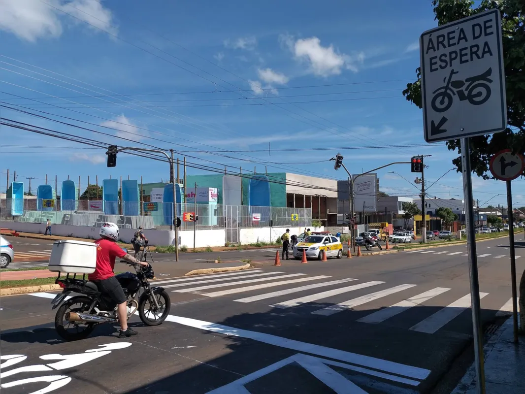 Iniciativa reserva espaço para as motos entre a faixa de pedestres e os carros