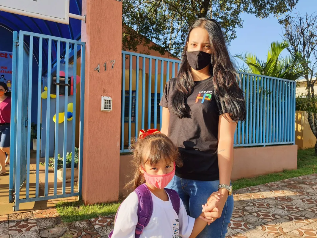 Ananda levou a filha Giovana, 5, para o primeiro dia de aula presencial