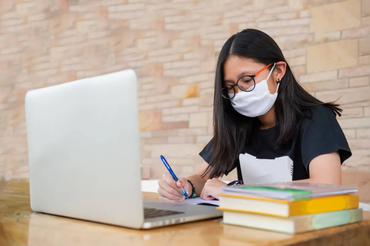 Professor sugere que o estudante treine fazendo o simulado de máscara, porque o uso pode ser sufocante e no dia da prova todos deverão estar com o acessório