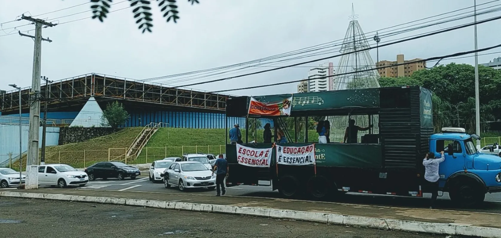 Imagem ilustrativa da imagem Carreata pede a reabertura das escolas em Londrina