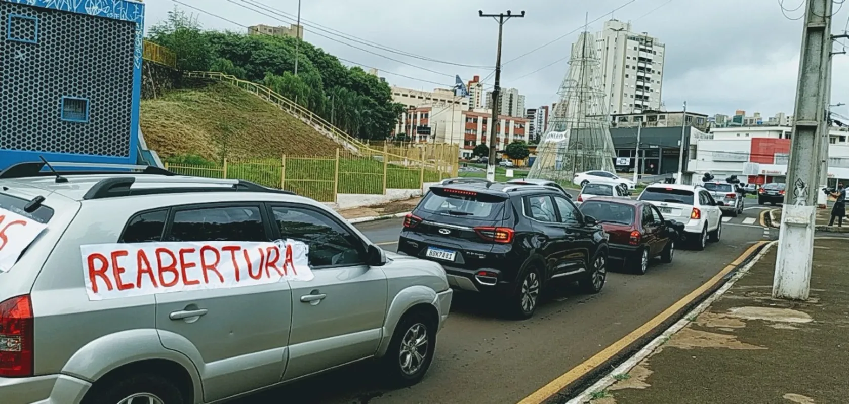 Imagem ilustrativa da imagem Carreata pede a reabertura das escolas em Londrina