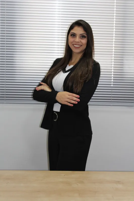  Gislayne de Souza Carvalho, professora de psicologia da PUC-PR: "Dada a relevância tanto das relações afetivas quanto de trabalho, os relacionamentos podem ser benéficos para os envolvidos e para o ambiente profissional"