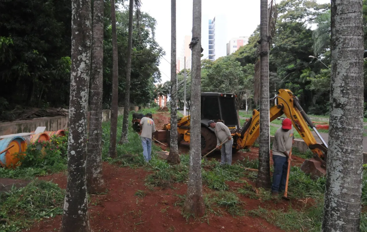 Funcionários da construtora fizeram  a separação do entulho e e a capina de  parte do mato 