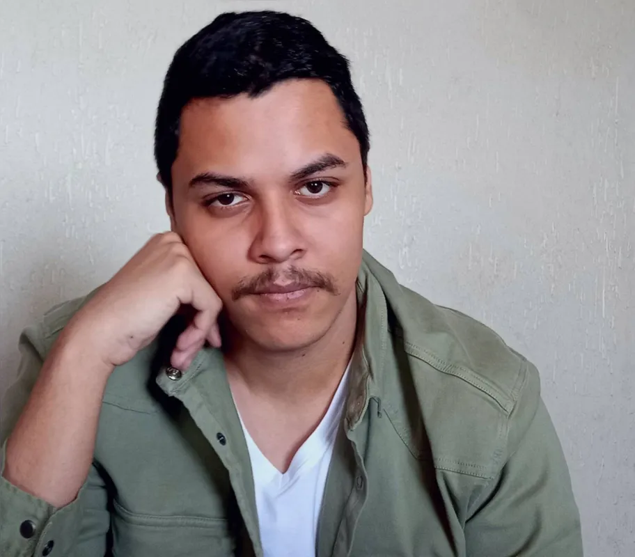 Mateus Rosa, 23, está sempre conectado aos apps de redes tanto para trabalho, quanto para diversão
