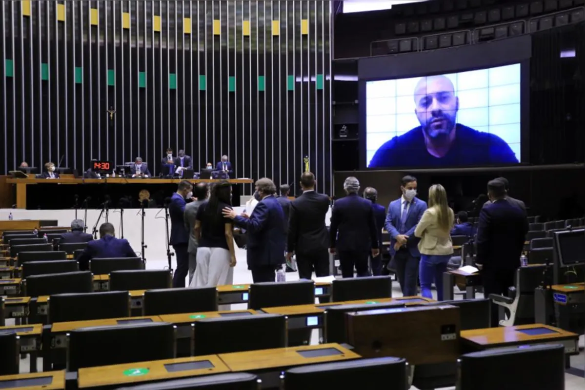 Imagem ilustrativa da imagem Deputados de Londrina votam contra a prisão de Silveira