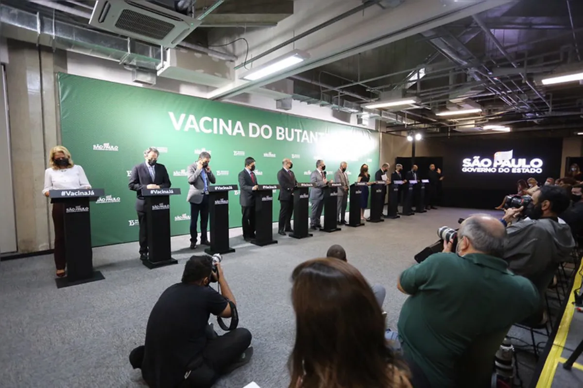 Apesar de mais baixa do que inicialmente anunciada, a vacina se mostrou segura e com uma eficácia acima do limiar determinado pela Organização Mundial da Saúde (OMS) e da Anvisa (Agência Nacional de Vigilância Sanitária) para aprovação de um imunizante.