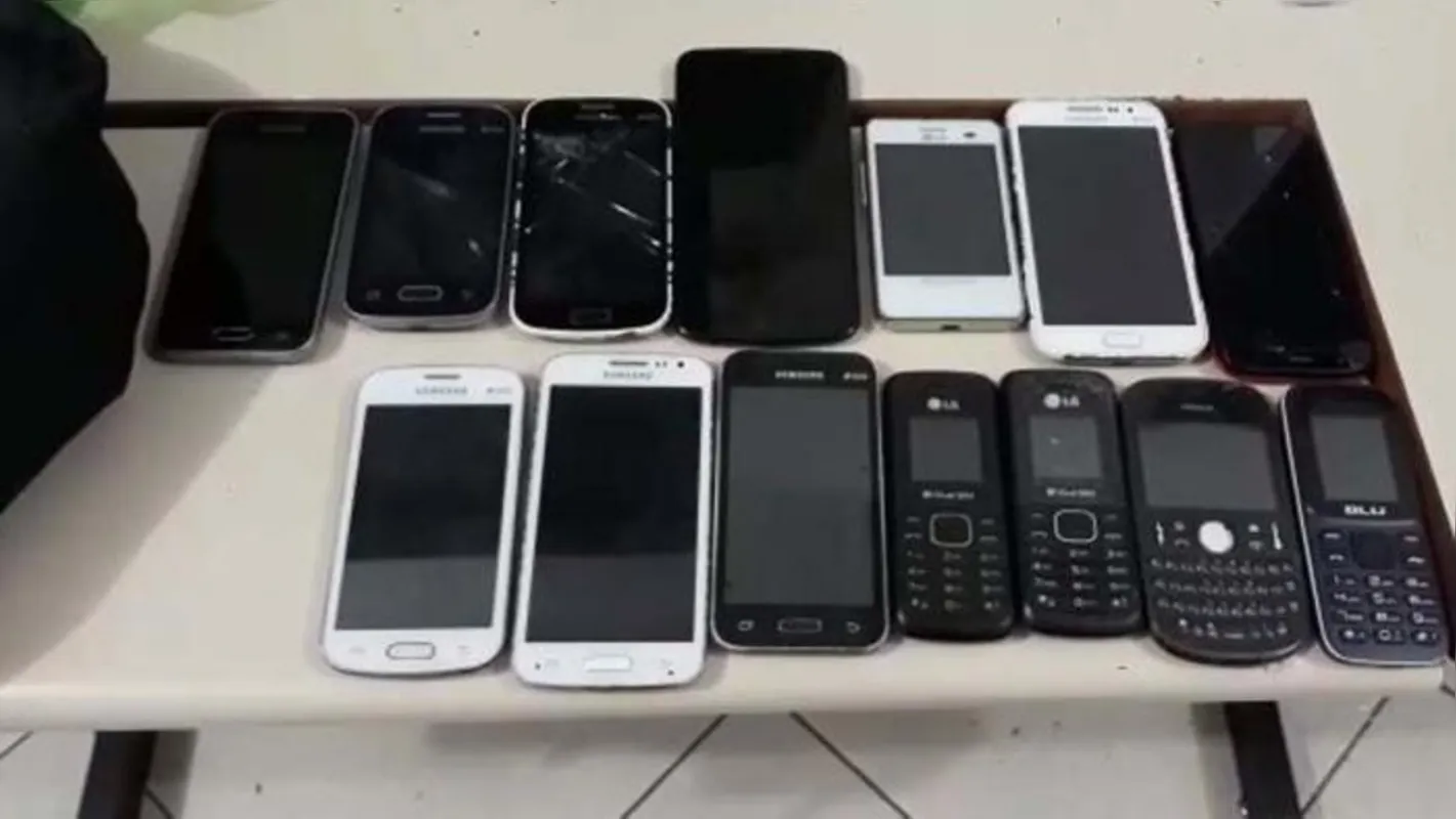 Imagem ilustrativa da imagem Em 2020, Depen apreendeu 3,3 mil celulares que seriam jogados em cadeias de Londrina e região