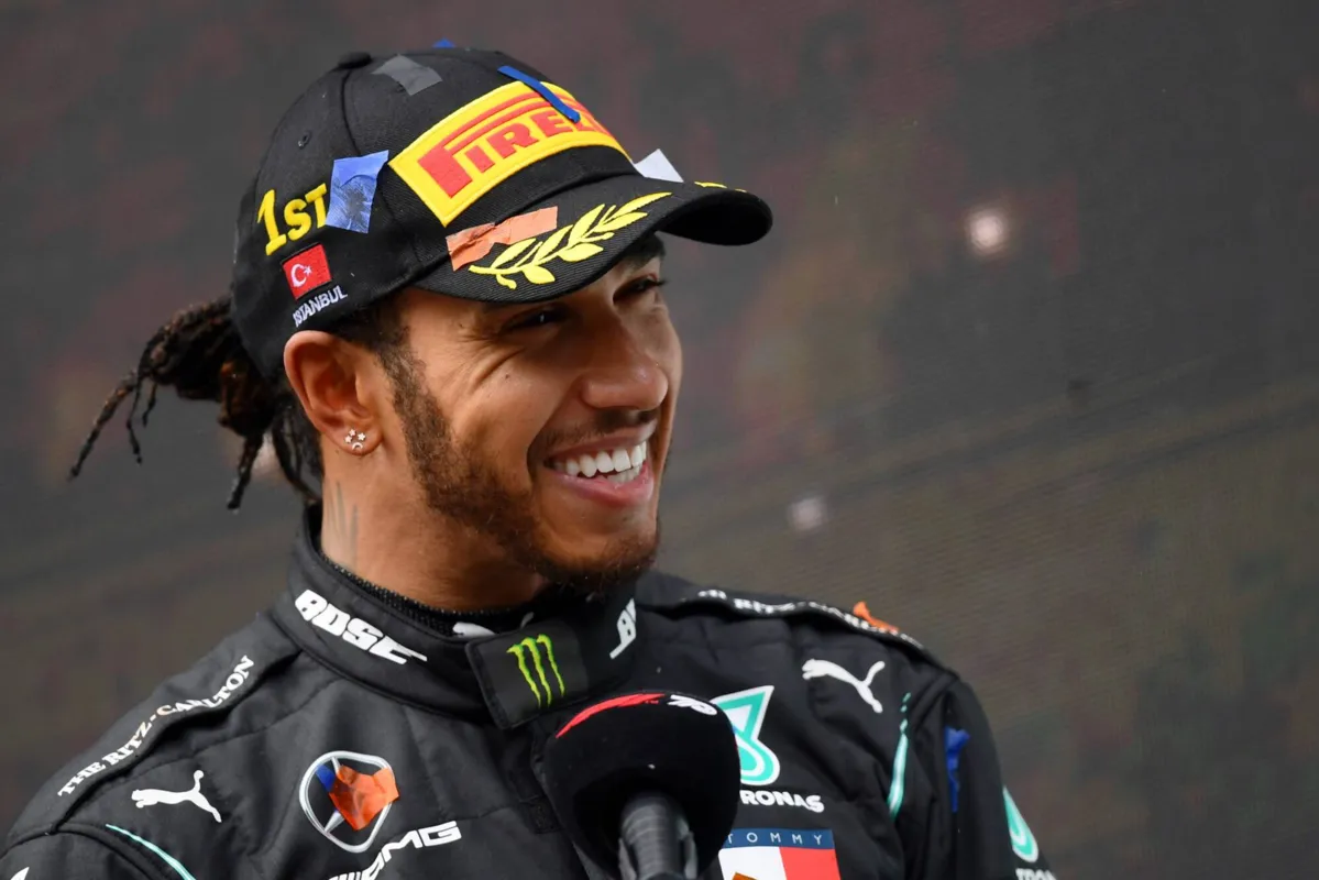 Imagem ilustrativa da imagem Em busca do octa, Hamilton renova com a Mercedes até final da temporada