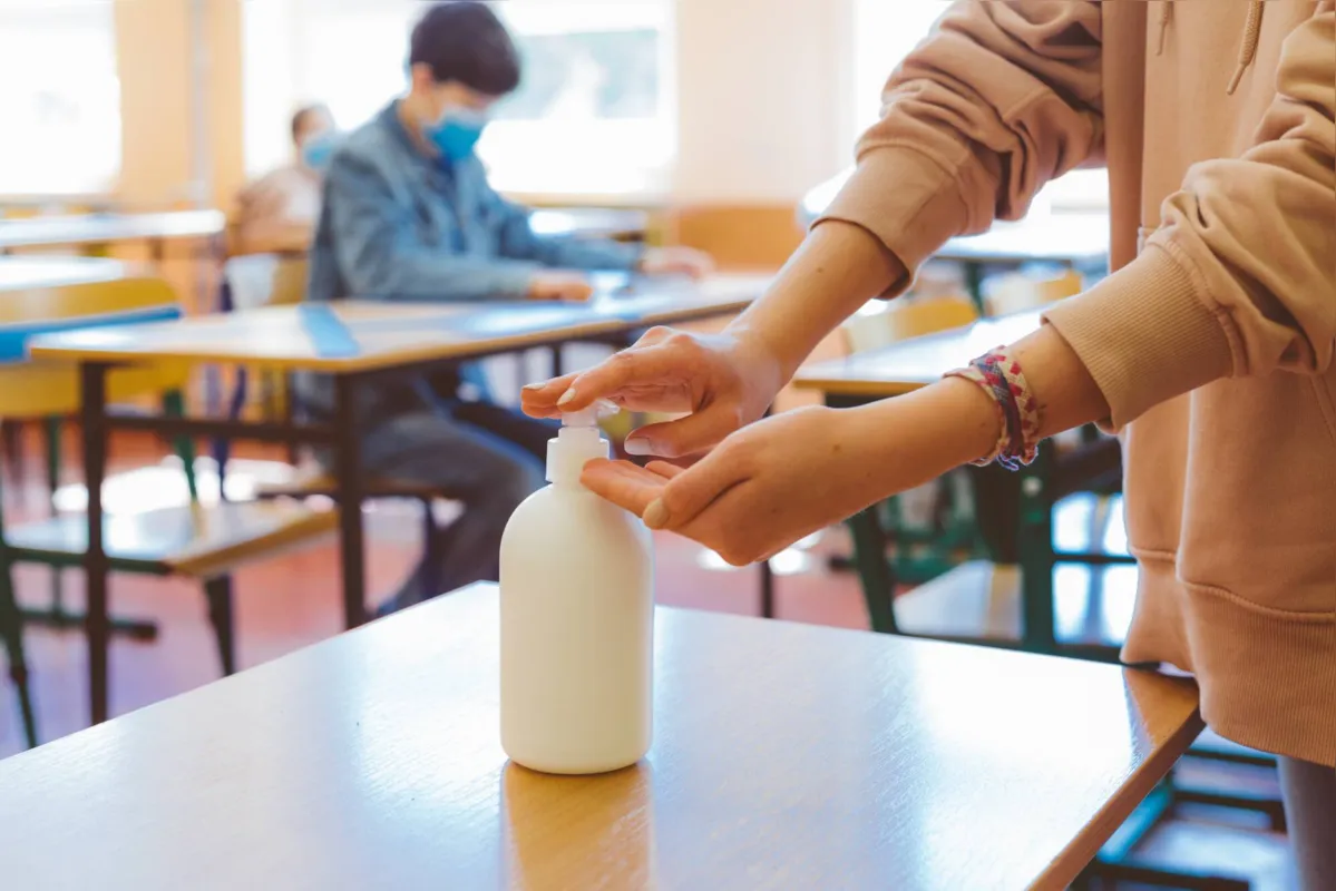 Entre os materiais adquiridos estão 21,8 mil galões de 5 litros de álcool em gel para higiene das mãos