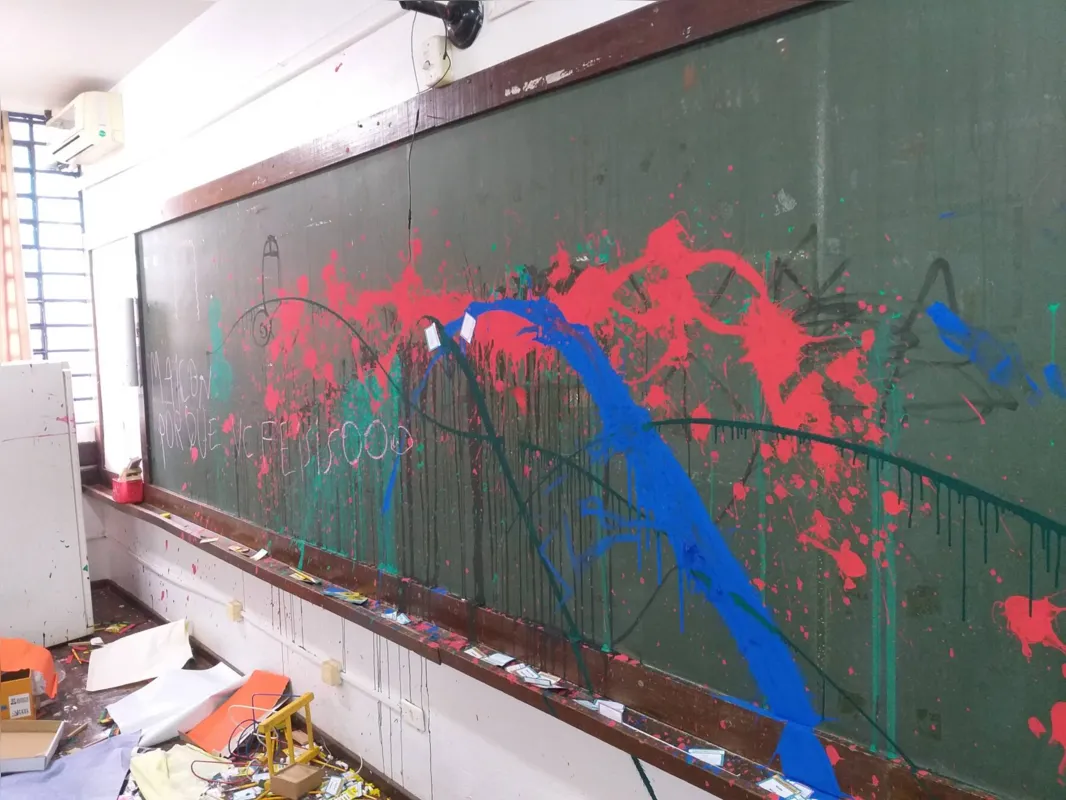 Quadros e paredes foram pichados e pintados criminosamente