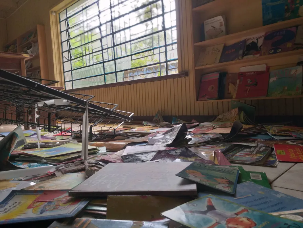 Biblioteca foi toda revirada