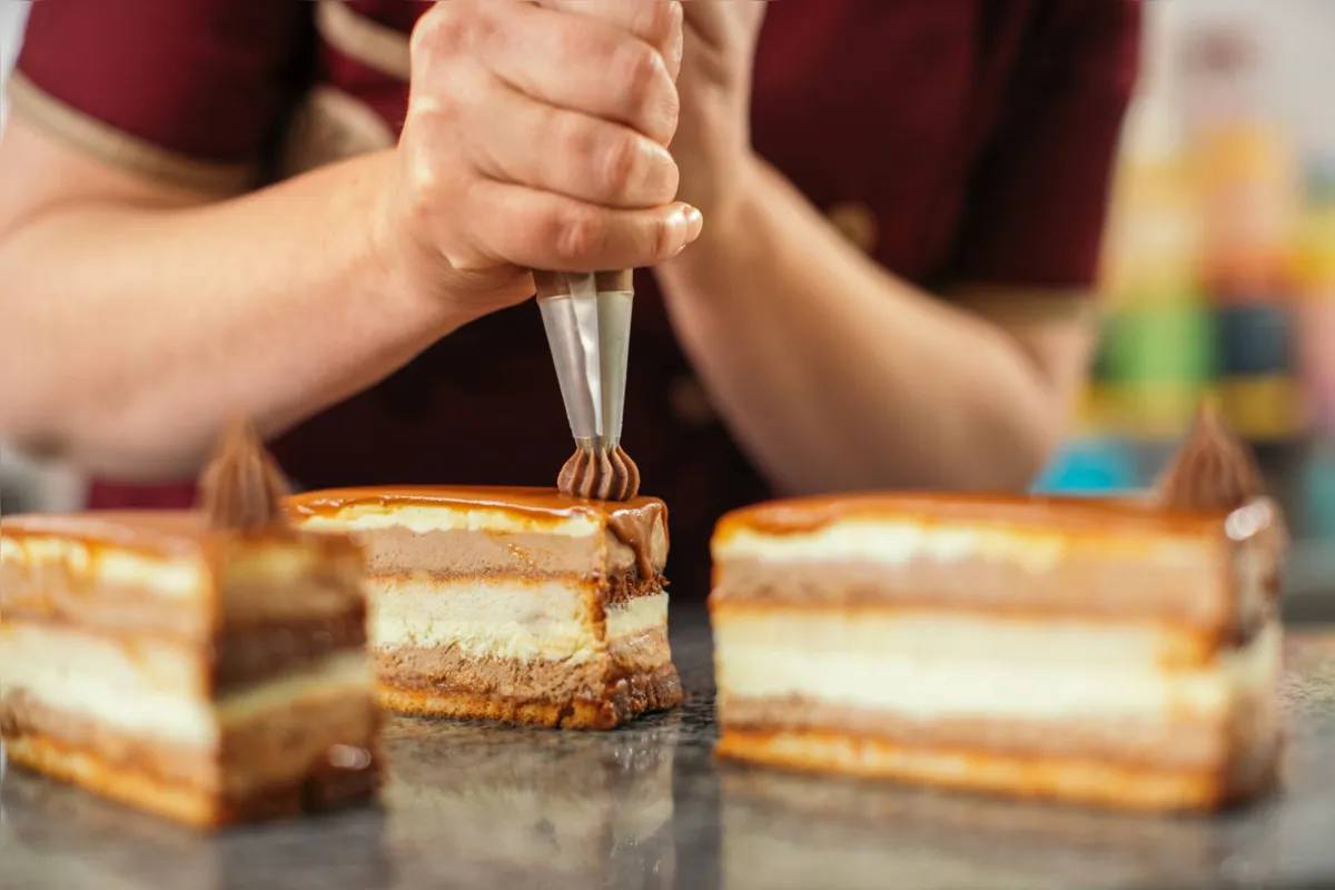 Pequenos negócios, como a produção de doces, se transformaram em fonte de renda para muitos pessoas que agora precisam sair da informalidade para seguir em frente
