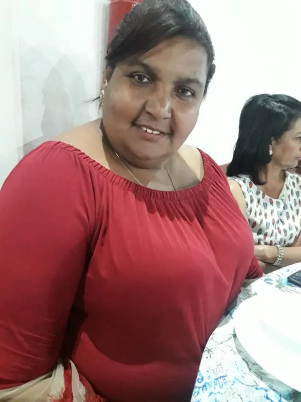 Em Cornélio Procópio, a primeira pessoa a receber a vacinação contra a Covid-19 é a funcionária da limpeza, Eliane Junqueira, da UAR (Unidade de Atendimento Respiratória).