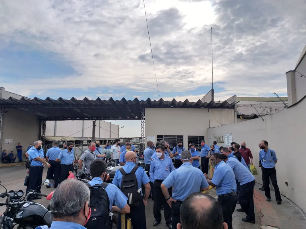 Motoristas e cobradores foram para frente das garagens das concessionárias protestar