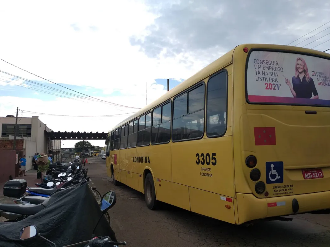 Nenhum ônibus saiu da TCGL na manhã desta sexta-feira