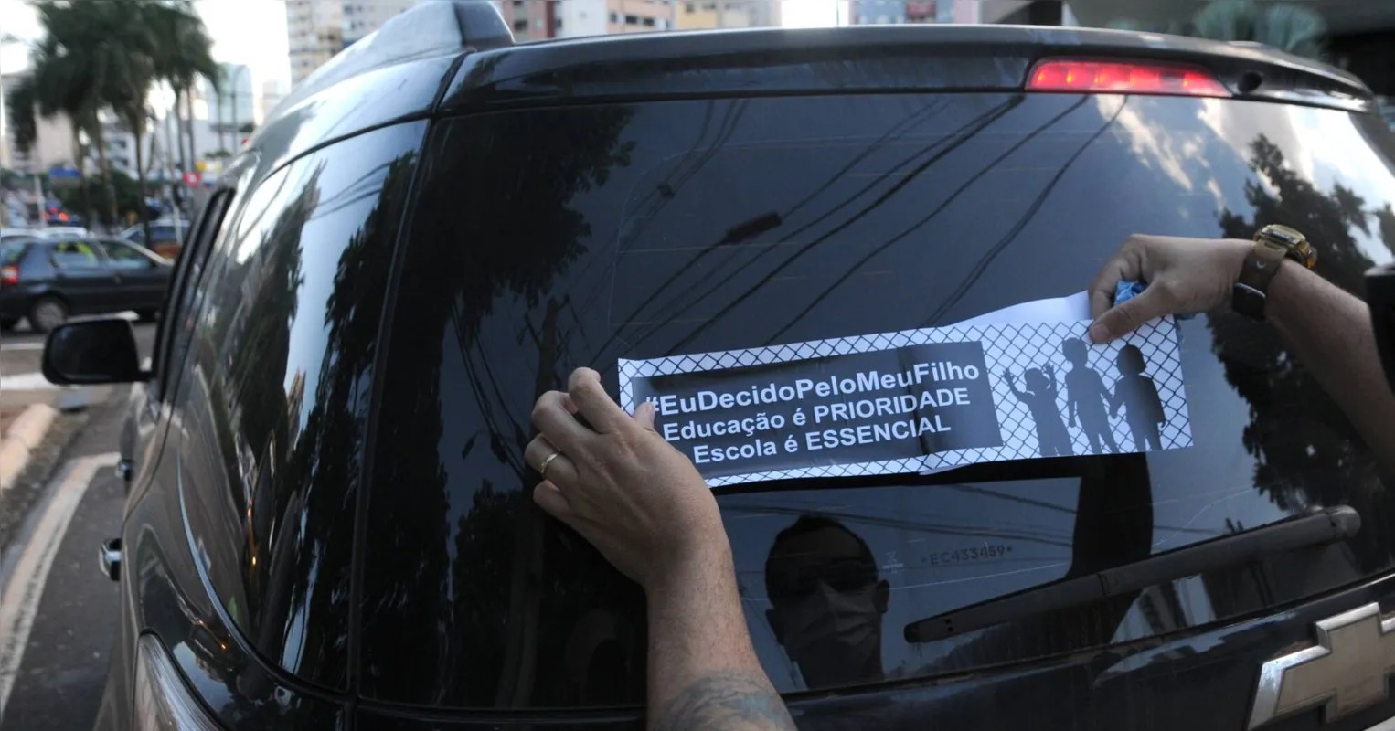 Imagem ilustrativa da imagem Grupo faz 'adesivaço' por volta de aulas presenciais