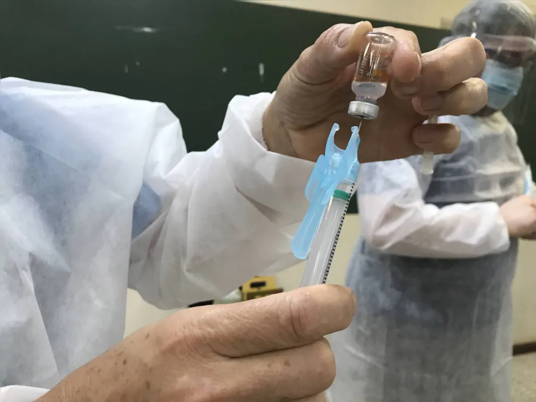HU recebeu 1.600 doses e aguarda o segundo lote para conseguir imunizar os profissionais que mais necessitam 