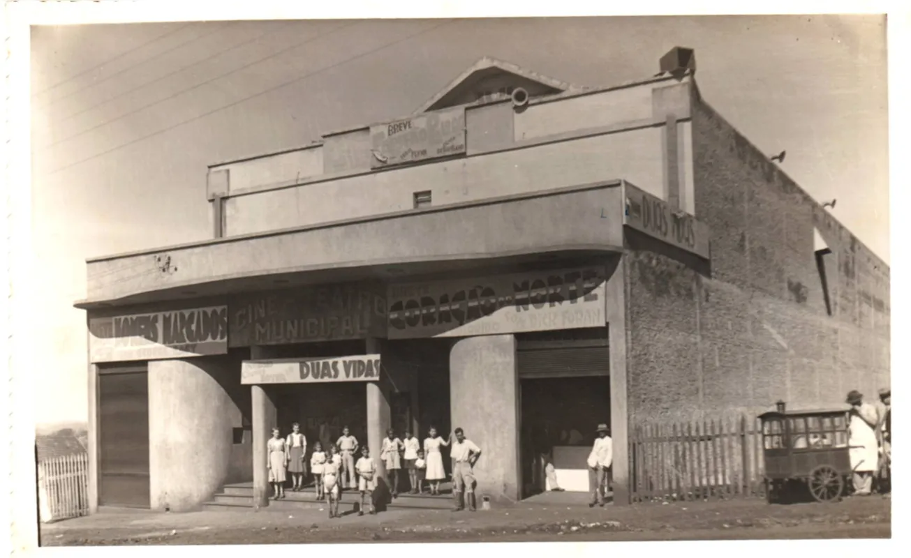 Foto doada ao Museu Histórico Padre Carlos Weiss por Margarida Kramer em 1981. A imagem mostra na fachada o anúncio da exibição do filme Duas Vidas, de 1939.