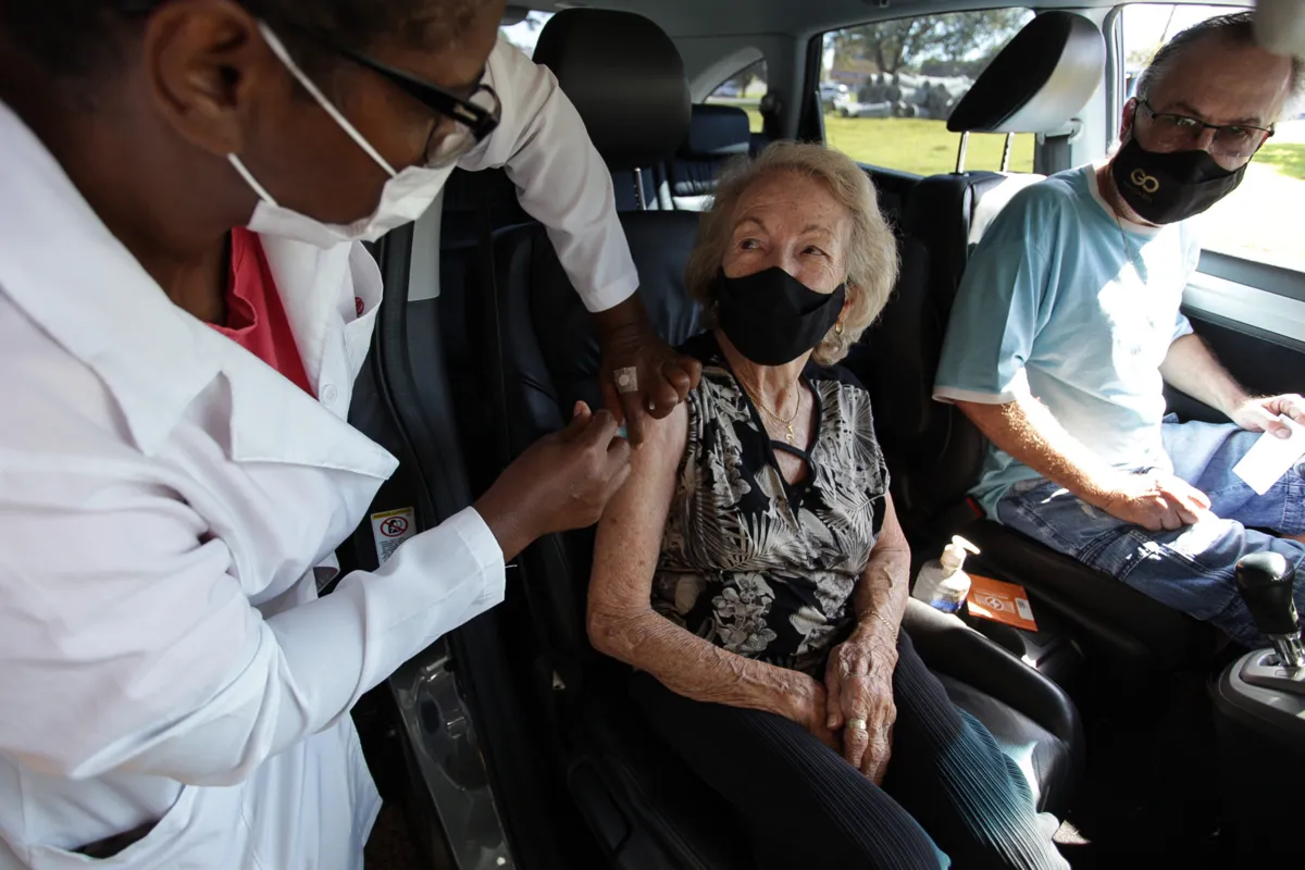 Aos 92 anos, Veneranda Gomes foi uma das vacinadas no terminal rodoviário