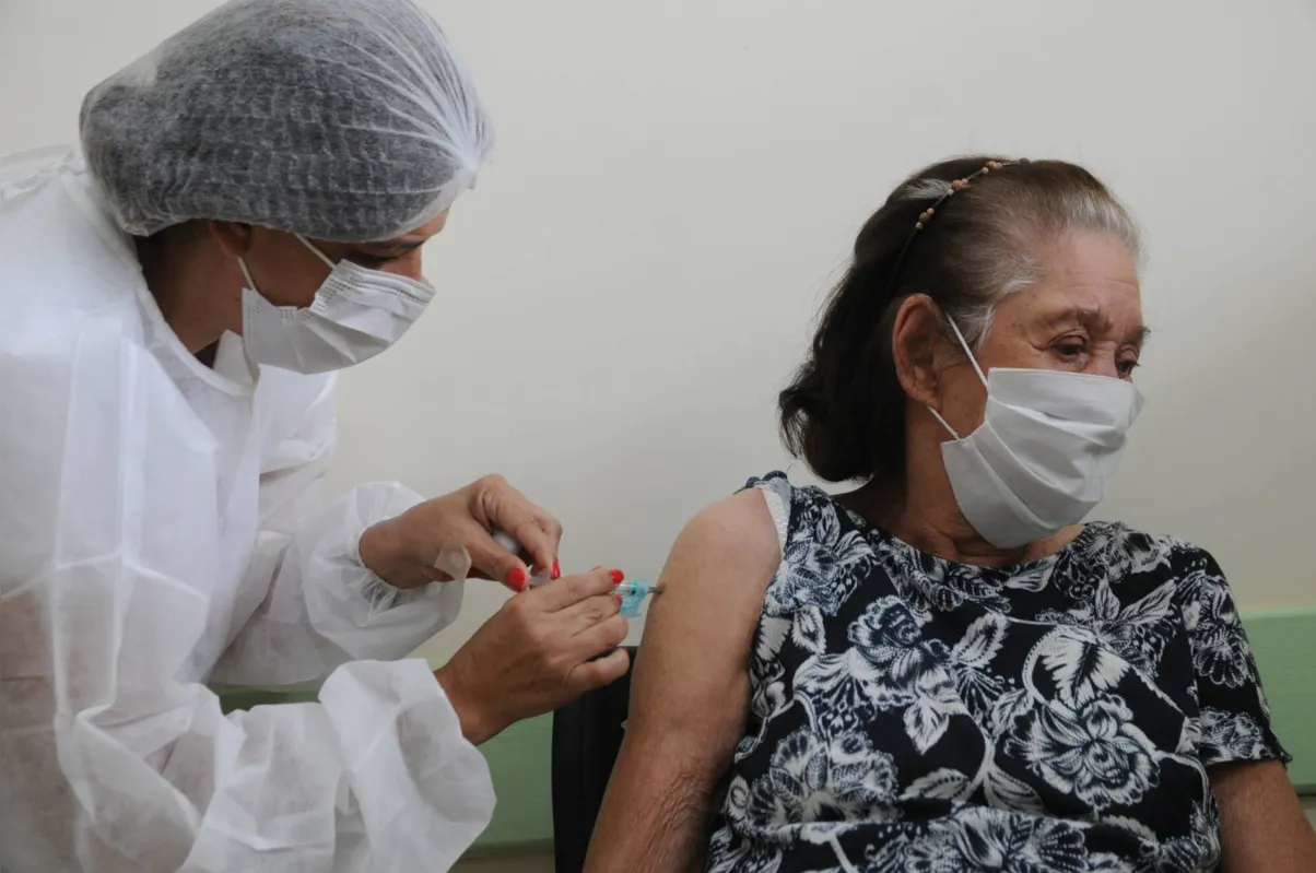 Com 92 anos, dona Vicentina Lopes Lima de Souza foi uma das primeiras a receber o imunizante