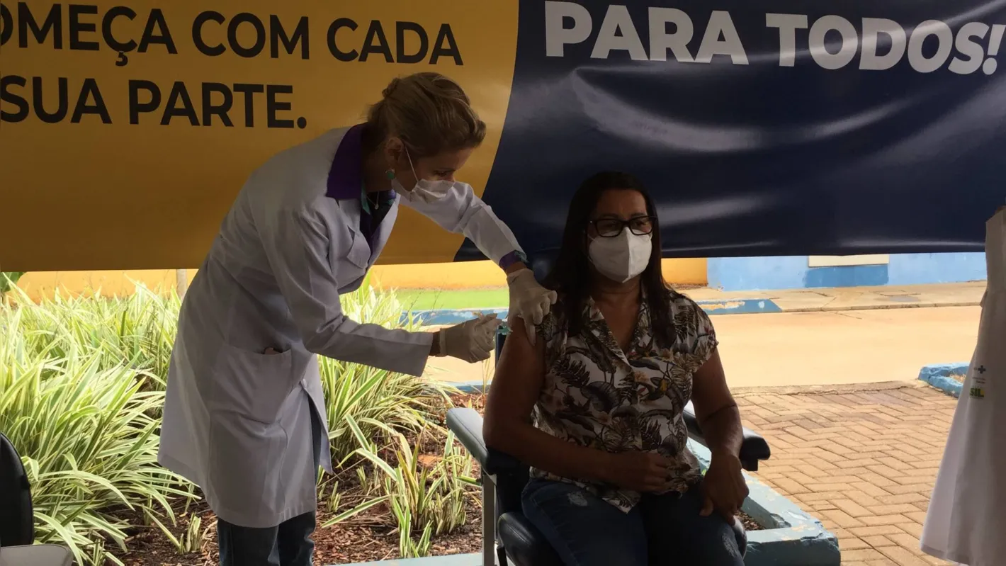 Zilma Soares de Brito foi a primeira pessoa a ser vacinada em Arapongas