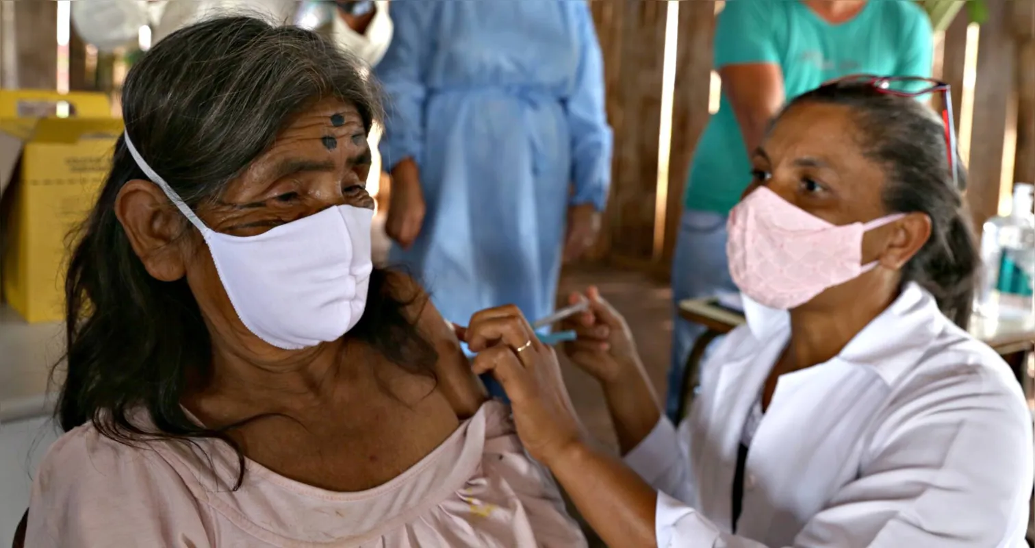 A indígena mais velha da Água Branca a ser vacinada foi Benedita Pereira, de 80 anos 