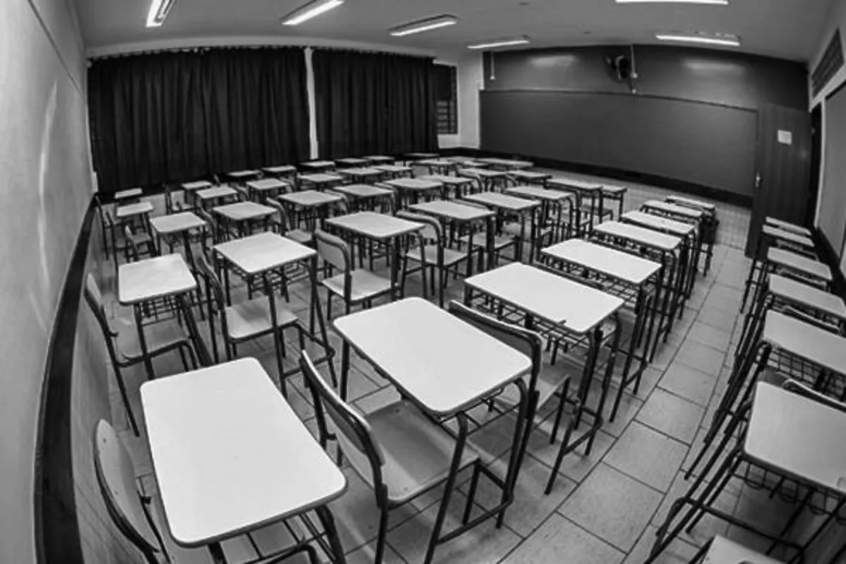 O retorno presencial deverá ser implementado de forma híbrida, gradativa e como opção facultativa aos pais, observando-se todas as regras e protocolos de controle sanitários.