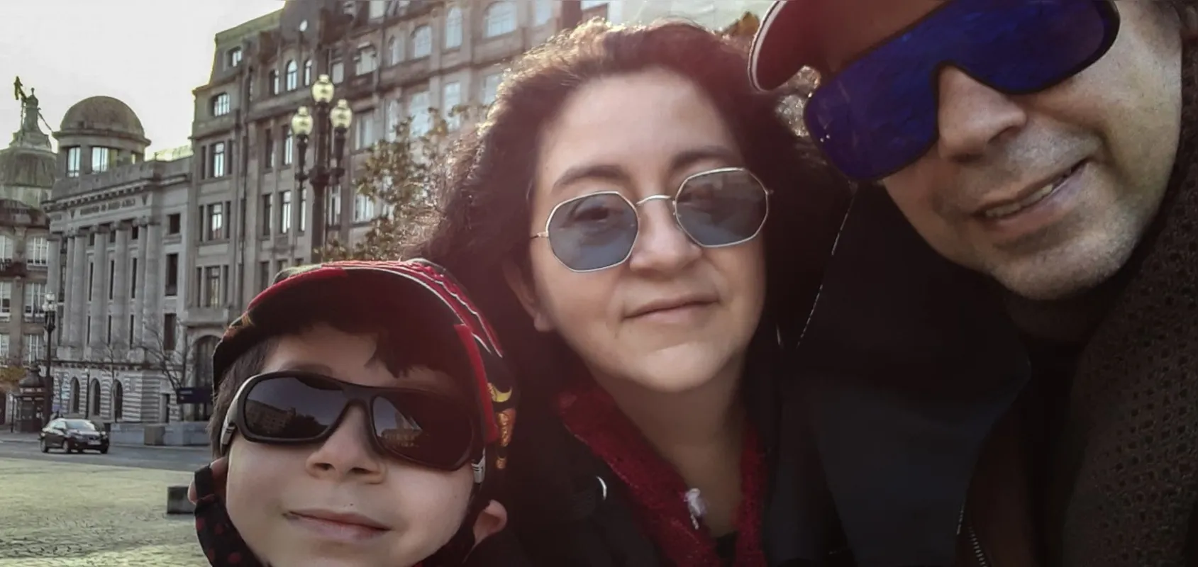 Miguel, Isabelle e Ari Vicentini  tiraram a máscara só para a fotografia: multas podem chegar a mil euros