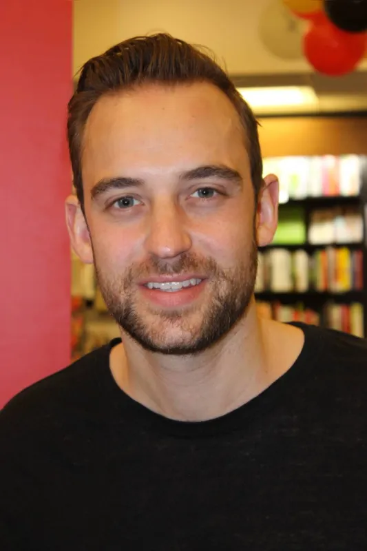 Jöel Dicker: seus livros sempre tem um personagem que se dedica à escrita, seja jornalista ou escritor