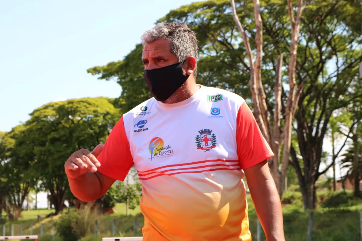 Técnico Gilberto Miranda orienta treinamento na pista da UEL, em Londrina