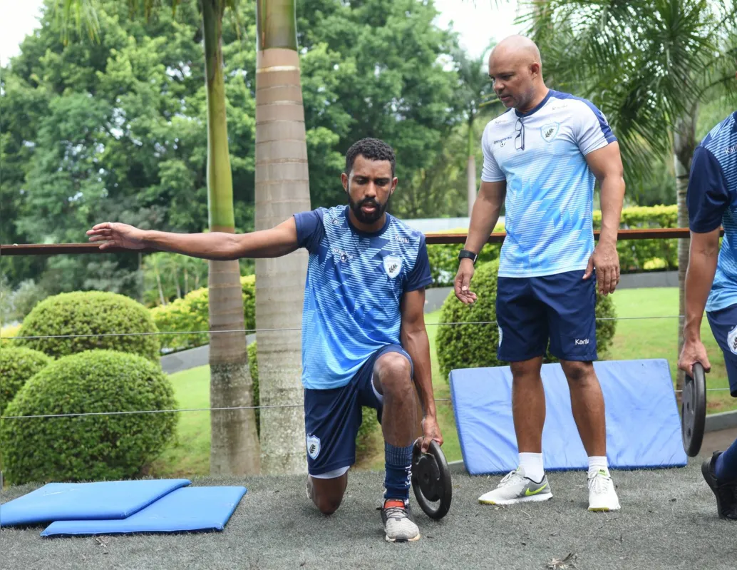 Ao lado preparador físico, João Carlos Ruiz, Bidía voltou aos treinos esta semana no Londrina 