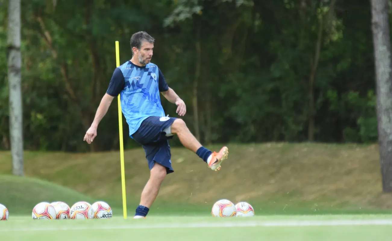 O experiente Leandro Donizete é uma das opções para o jogo decisivo do Londrina contra o Remo