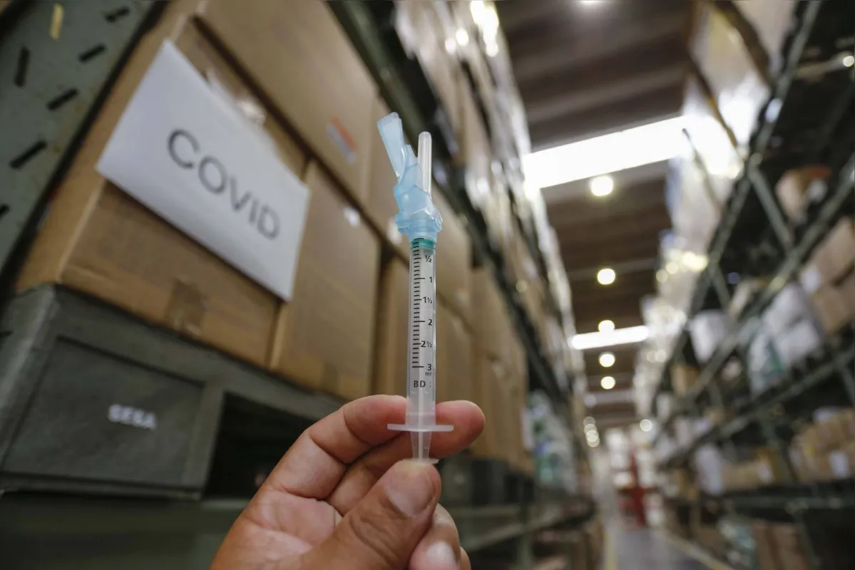 A tendência é de que a aplicação das doses comece já na próxima semana, abrindo os trabalhos pelos grupos considerados prioritários.