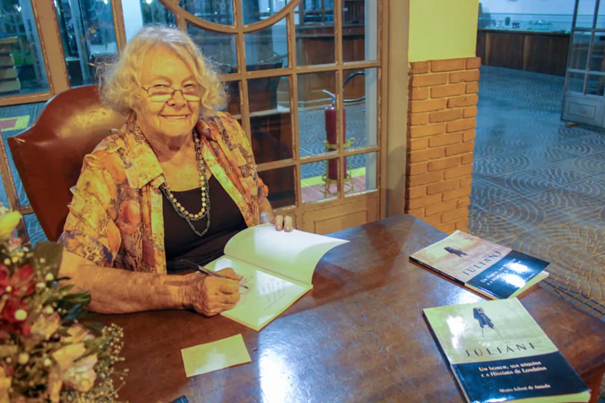 Maria Juliani no dia do lançamento do livro "Um Homem, Sua Máquina e a História de Londrina", em 1999, no Museu Histórico