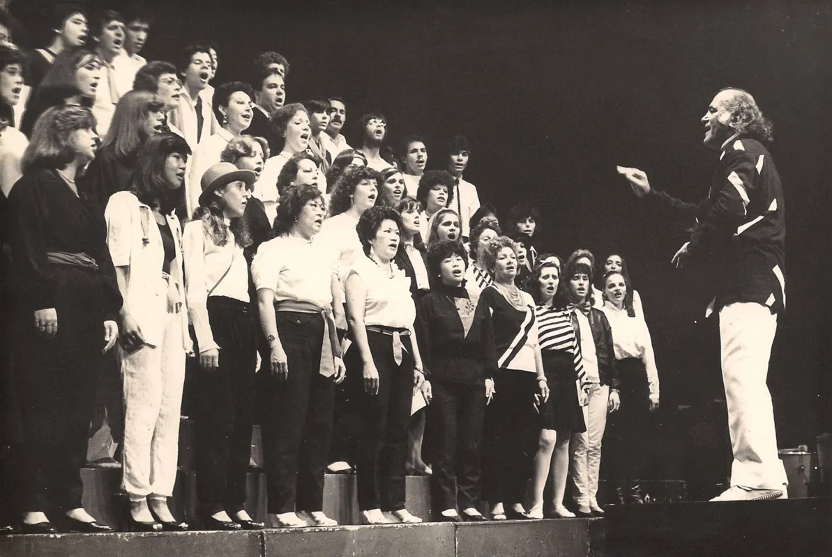 Maestro Othonio Benvenuto regendo o coro da Universidade Estadual de Londrina em 1980