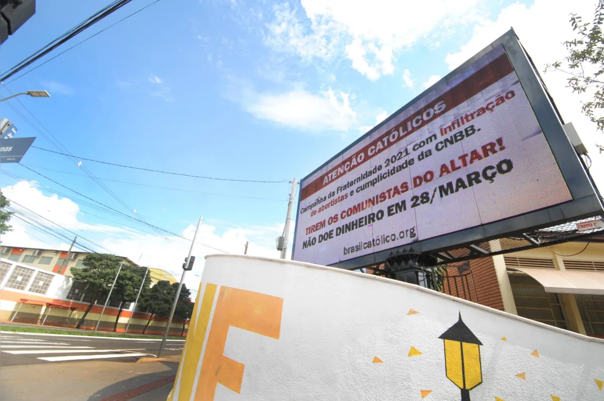 Outdoor instalado na avenida JK critica a CNBB e prega boicote à  doação de dinheiro para o Fundo Nacional de Solidariedade  