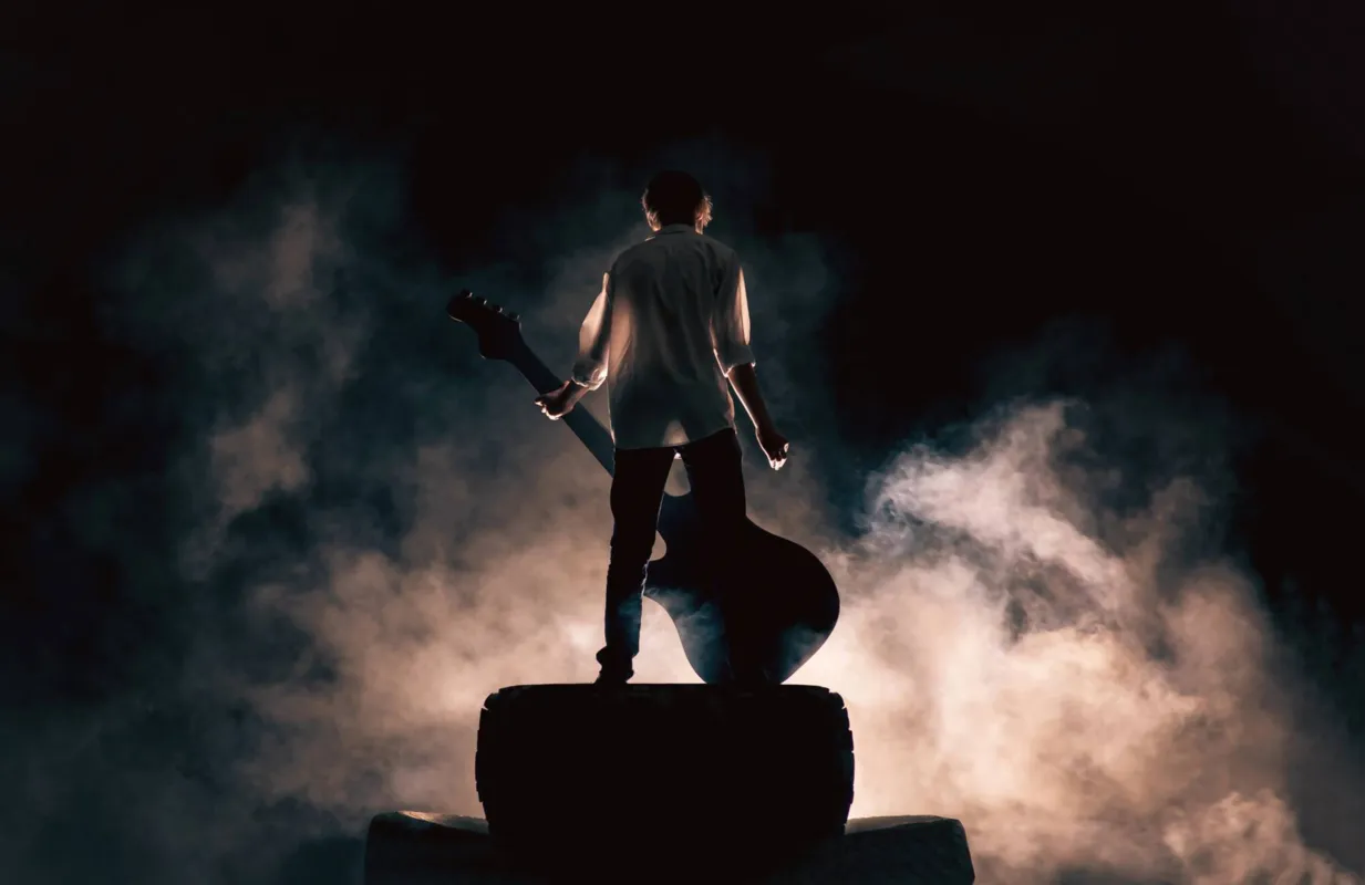A vida na Nova Zelândia corre quase sem restrições, mas somente entram no país "trabalhadores essenciais", os músicos estão entre eles