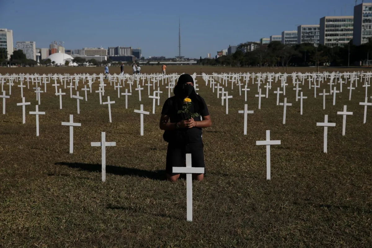 Ato em frente ao Congresso Nacional, com cruzes fincadas no gramado da Esplanada dos Ministérios. Manifestantes acusam o governo pelas mortes relacionadas ao Covid-19