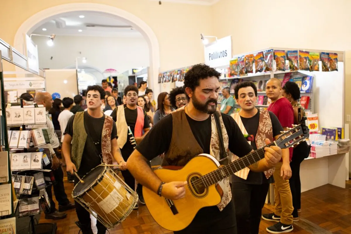 Considerado um dos festivais literários mais importantes do País, este ano o Flipoços instituiu um prêmio ao qual concorrem as seguintes editoras do Paraná: Madrepérola, Florear Livros e Positivo
