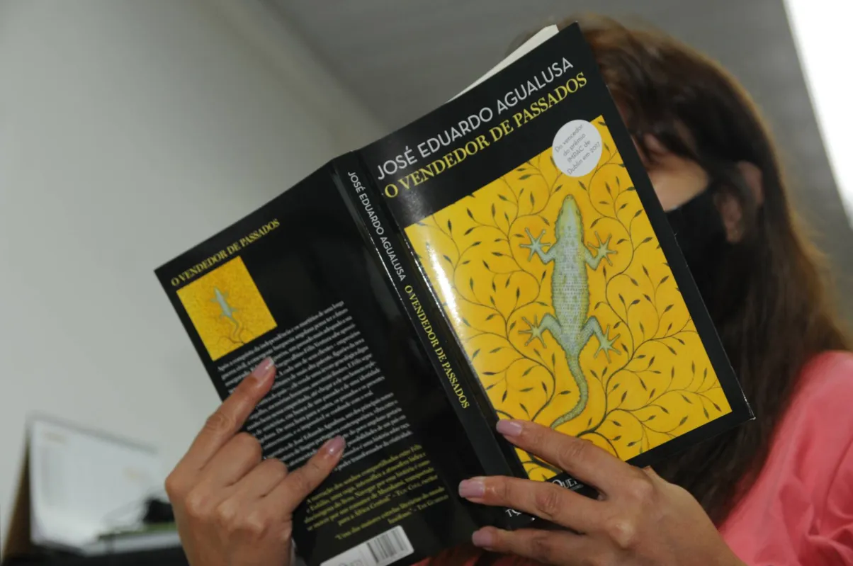 Apesar da leveza em como a narrativa aborda o tema, o romance publicado em 2004 traz reflexões profundas sobre a história e cultura de Angola 