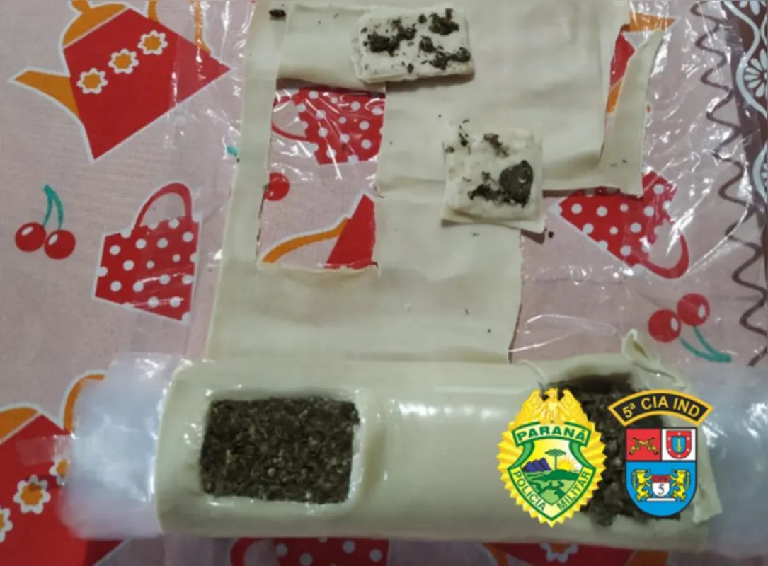 A Polícia Militar apreendeu 50g de substância análoga a maconha neste sábado (20), às 18 horas, em Cianorte (Noroeste) durante a Operação Vida. A Central de Operações foi acionada e policiais militares deslocaram até a Rua Sabiá, onde uma pessoa localizou a maconha escondida em uma massa de pastel.