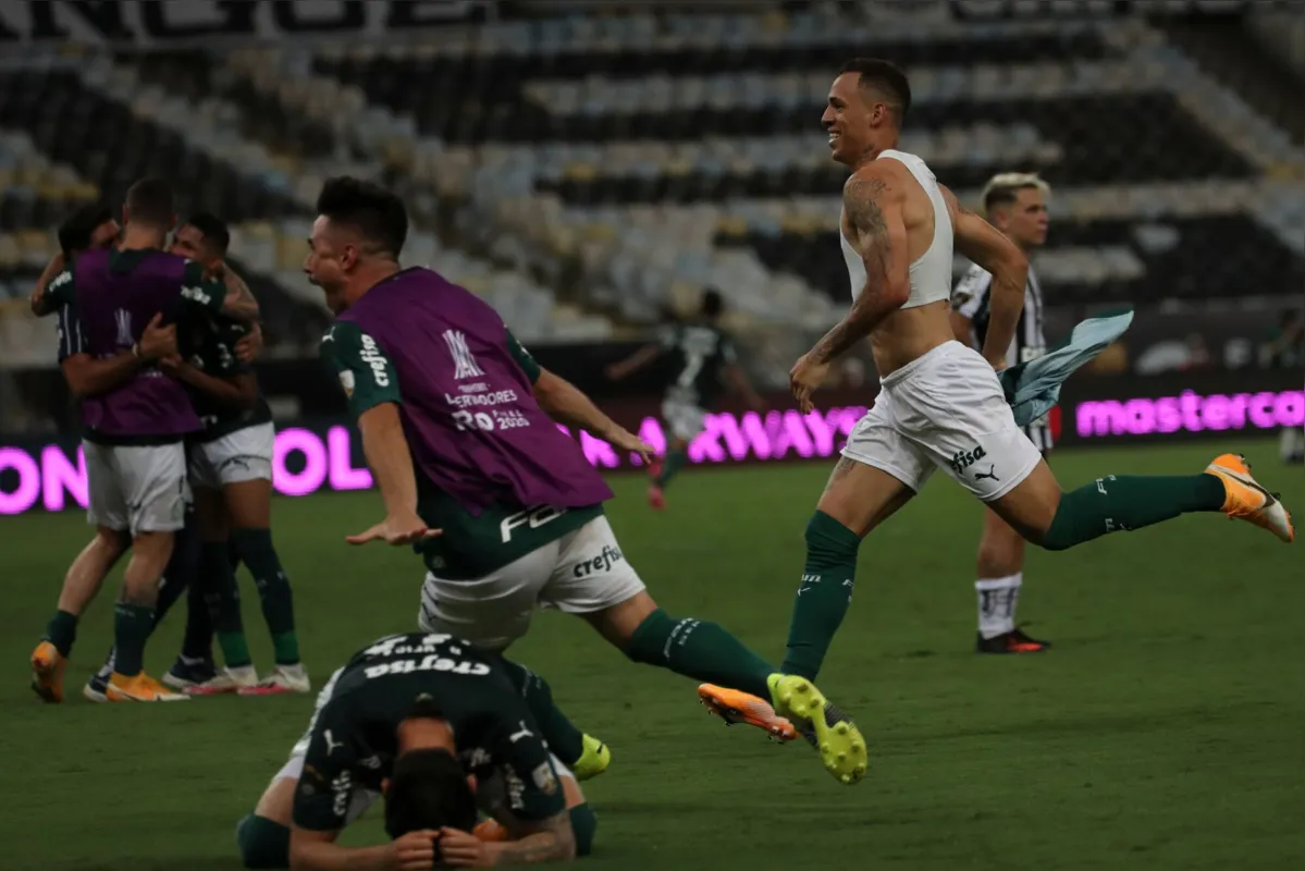 Imagem ilustrativa da imagem Palmeiras marca no final, bate Santos e é bicampeão da Libertadores