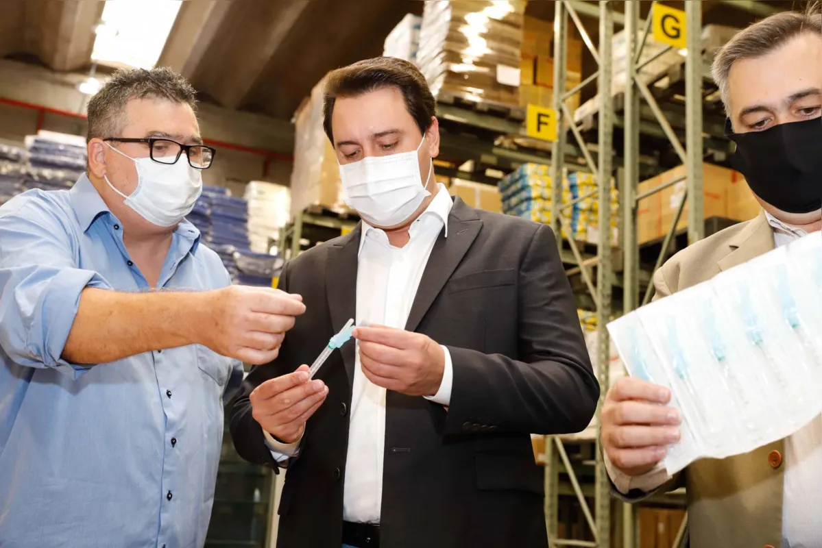 Apenas entre agulhas e seringas, o Estado conta atualmente com 11 milhões de unidades em estoque, quantidade que vai saltar para 27 milhões nos próximos dias com a compra de mais 16 milhões, em fase final de aquisição pela Secretaria de Estado da Saúde.