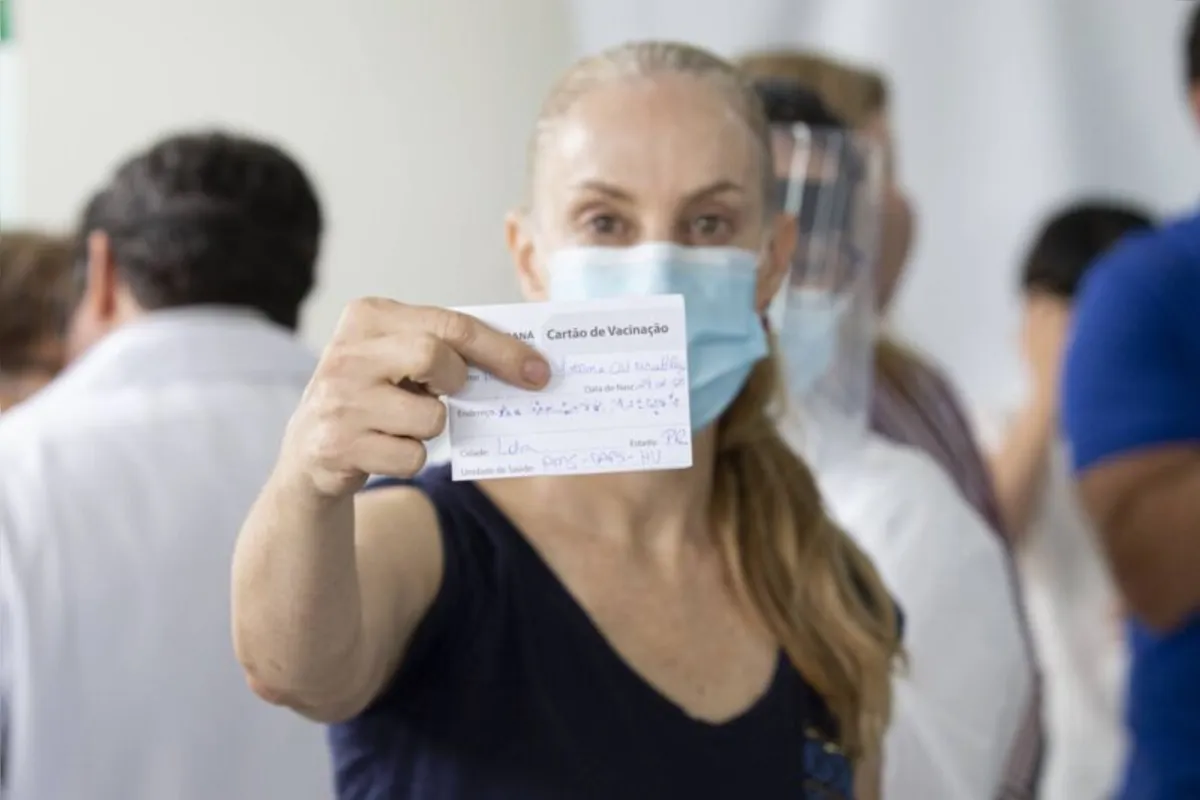 A enfermeira Fátima Hirth Ruiz, que atua no HU de Londrina e no Samu, foi a primeira a receber a vacina em Londrina