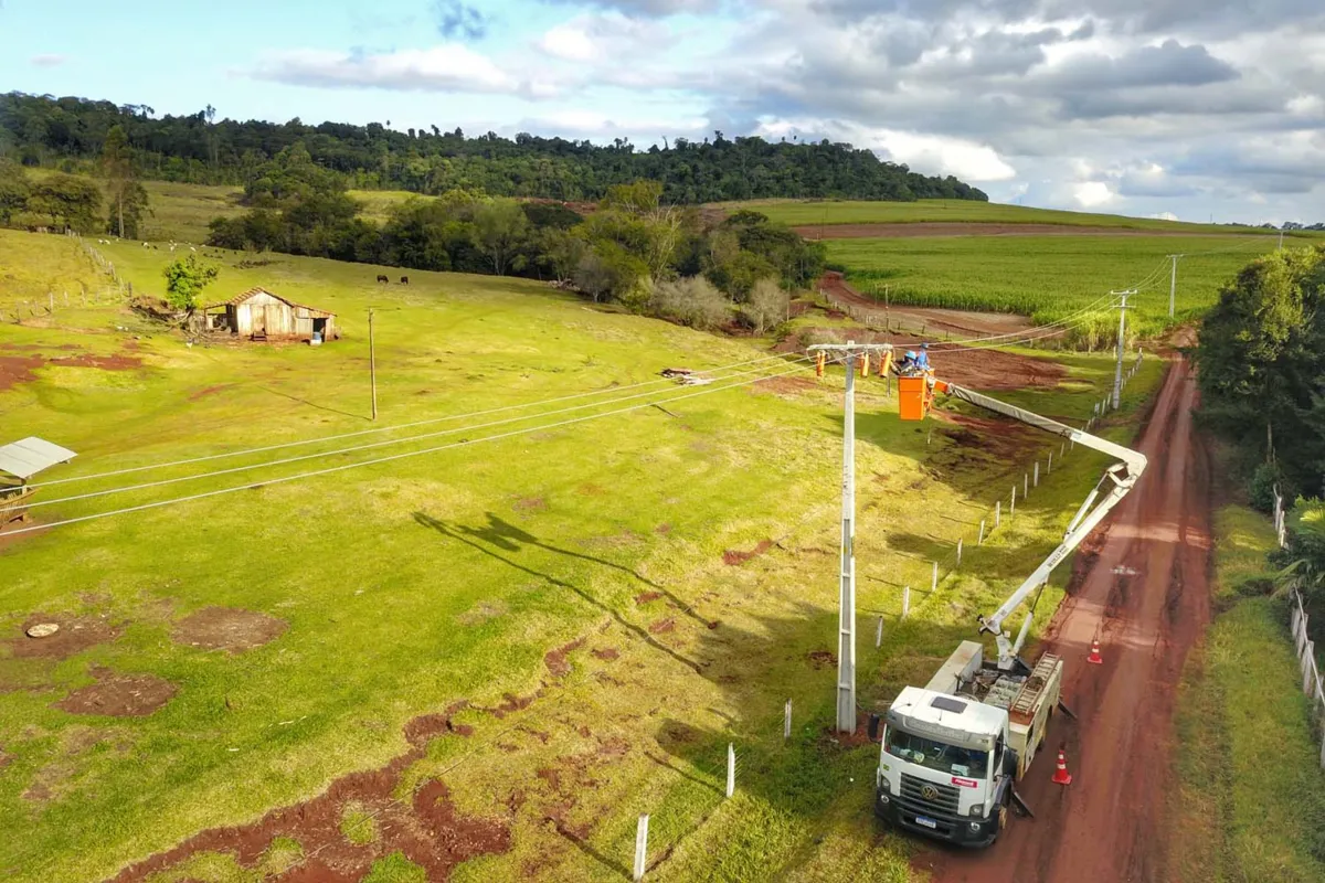 Imagem ilustrativa da imagem Paraná tem novos 2,8 mil quilômetros de rede trifásica instaladas no campo