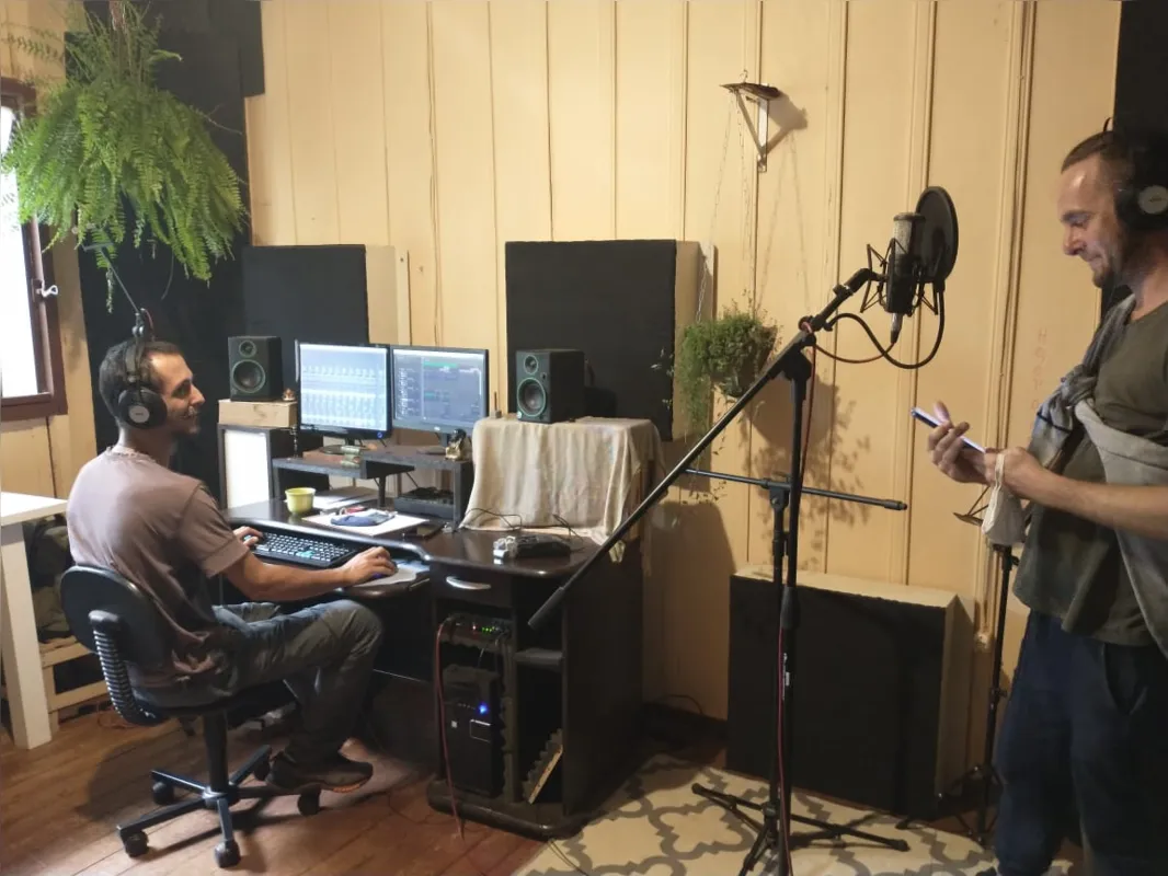 O projeto Pluricoisadas é uma realização de vários grupos e artistas de Londrina