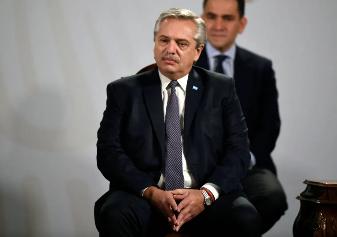 Imagem ilustrativa da imagem Políticos, familiares e apoiadores do governo furam fila de vacinação