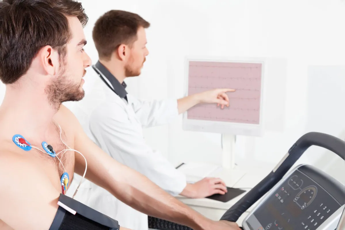 O alerta dos especialistas é que muitos pacientes que tiveram Covid-19 , especialmente aqueles que foram hospitalizados, apresentam algum tipo de acometimento cardíaco