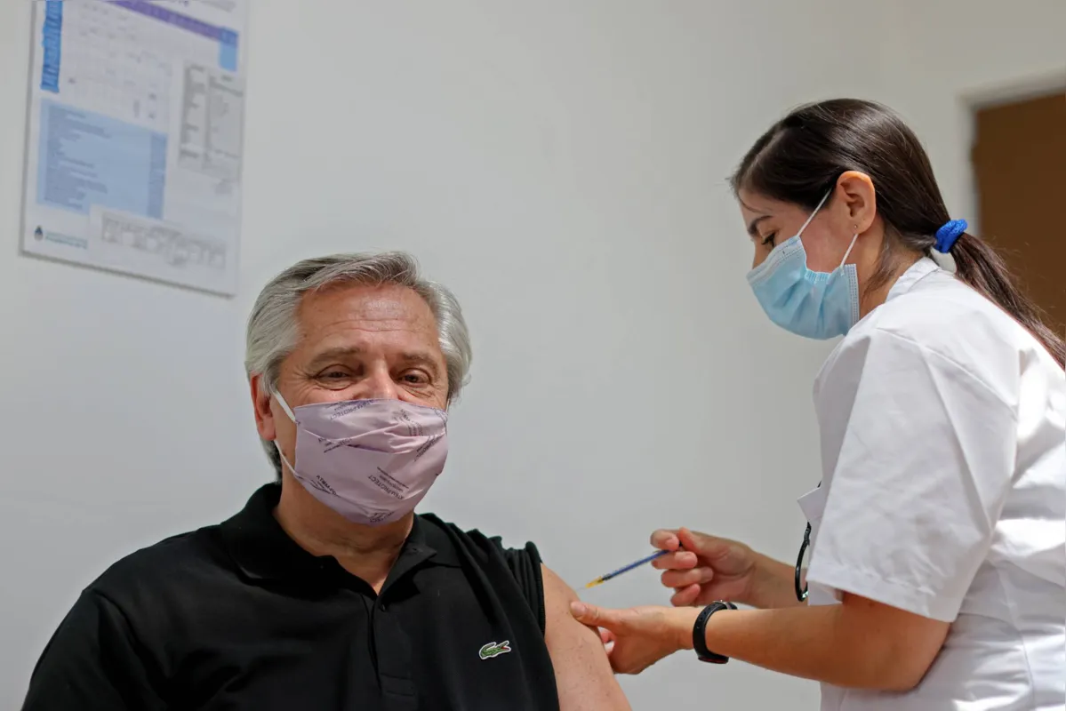 Alberto Fernández tomou dose da vacina russa Sputnik V em hospital em Buenos Aires
